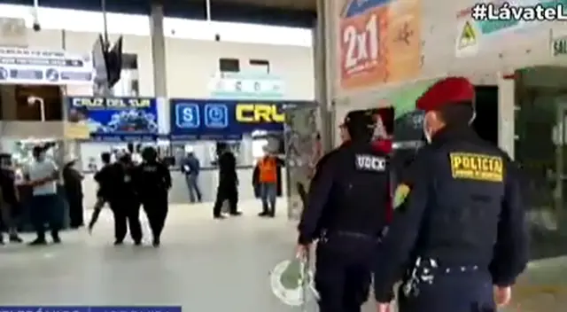 Trabajadores y pasajeros fueron evacuados del terrapuerto de Arequipa.