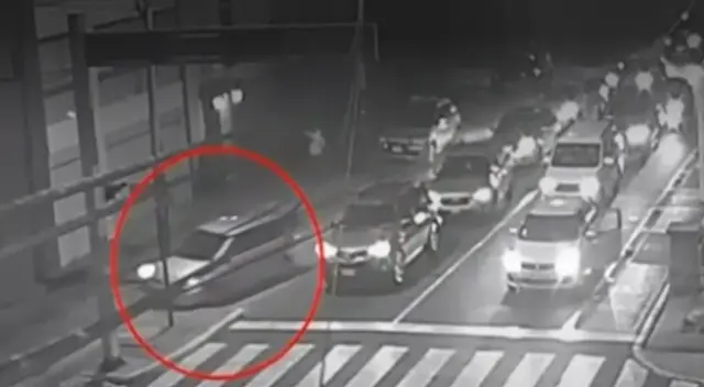 Los sujetos robaron las pertenencias de la víctima. Entre ellas, sus tarjetas de crédito. Los sujetos robaron las pertenencias de la víctima. Entre ellas, sus tarjetas de crédito.