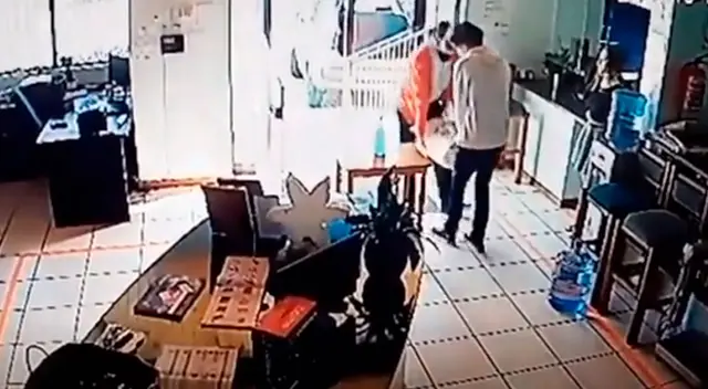 El muchacho nunca se imaginó que terminaría cometiendo este blooper en su primer día de trabajo. El muchacho nunca se imaginó que terminaría cometiendo este blooper en su primer día de trabajo.