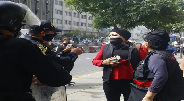 Angela Villón fue atacada por la Policía mientras cruzaba la calle en dirección al Congreso.