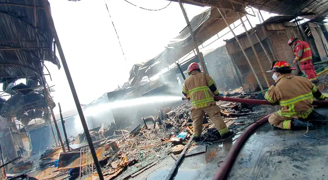 El Cuerpo General de Bomberos, la Policía Nacional, el Ejército Peruano y serenos del municipio de San Juan de Lurigancho trabajaron durante horas para acabar con el siniestro. El Cuerpo General de Bomberos, la Policía Nacional, el Ejército Peruano y serenos del municipio de San Juan de Lurigancho trabajaron durante horas para acabar con el siniestro.