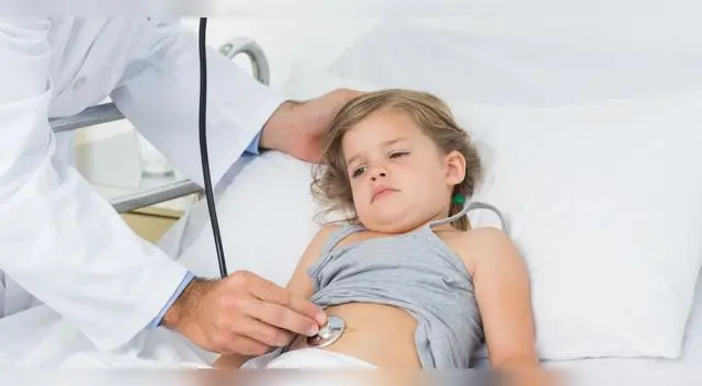 El rotavirus causa fiebre, diarrea acuosa, vómitos y dolor en el abdomen.