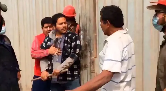 Con palo en mano, un sujeto agredió al personal del municipio de Comas a fin de evitar que la fábrica donde laboraba sea clausurado. Con palo en mano, un sujeto agredió al personal del municipio de Comas a fin de evitar que la fábrica donde laboraba sea clausurado.