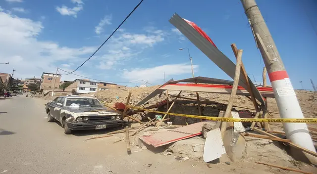 La minivan arrolló un puesto de pescados. La minivan arrolló un puesto de pescados.