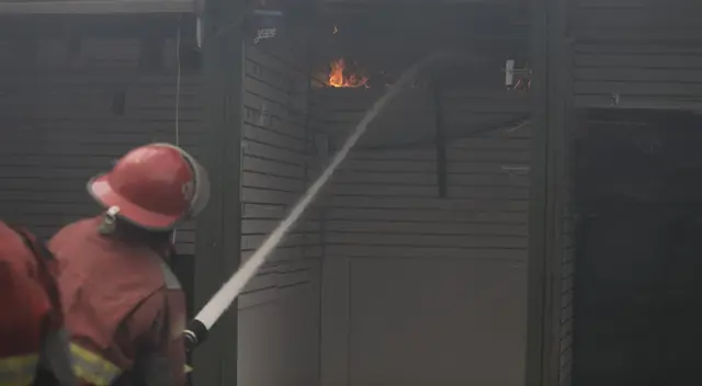 Incendio en mercado de SJL dejó tres heridos, entre ellos, un efectivo de la PNP. Incendio en mercado de SJL dejó tres heridos, entre ellos, un efectivo de la PNP.