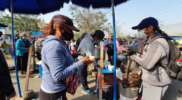 Comerciantes del mercado La Cachina organizaron olla común para todos los socios que han sido afectados. Comerciantes del mercado La Cachina organizaron olla común para todos los socios que han sido afectados.