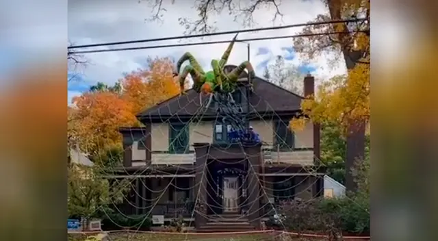 Hombre construye una araña gigante por Halloween Hombre construye una araña gigante por Halloween