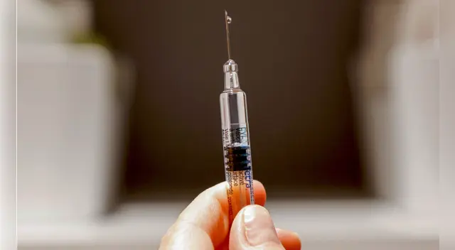 Ensayos de Oxford y AstraZeneca continuarán, pese a muerte del voluntario.