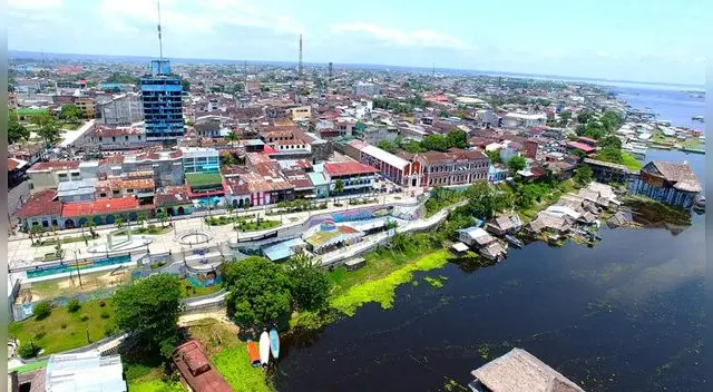 Iquitos es una ciudad puerto peruana y una vía de acceso a los alojamientos de la selva. Iquitos es una ciudad puerto peruana y una vía de acceso a los alojamientos de la selva.