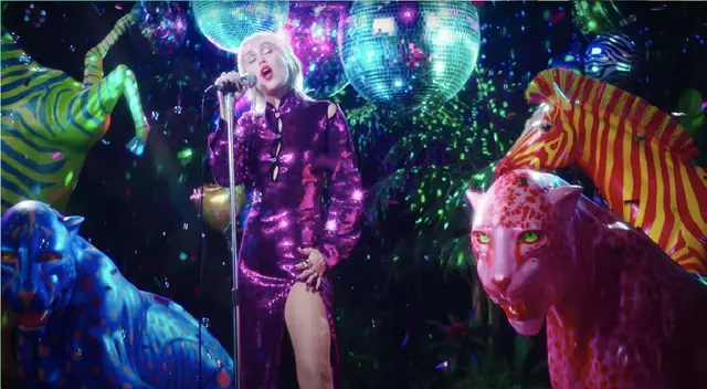 Miley Cyrus afirma haber visto un ovni conducido por un extraterrestre.