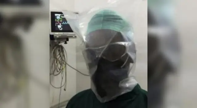 Los galenos de la India idearon su propia protección ante la COVID-19.