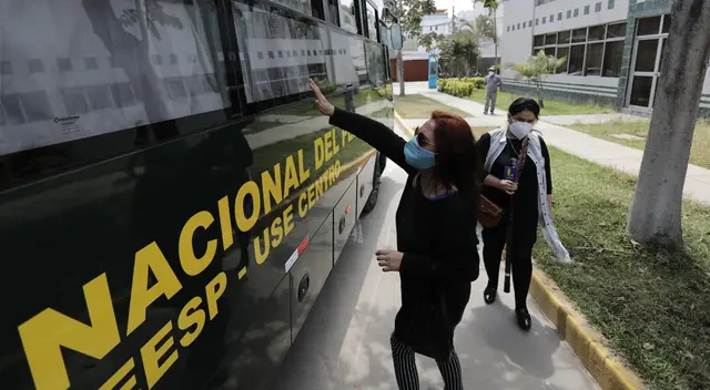 Familiares y amigos de los acusados se aglomeraron cuando el bus partía.