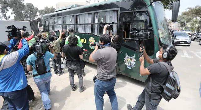 Familiares y amigos de los acusados se aglomeraron cuando el bus partía.