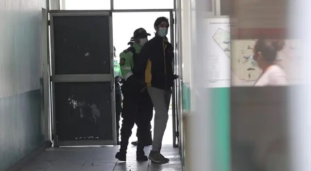 Familiares y amigos de los acusados se aglomeraron cuando el bus partía.