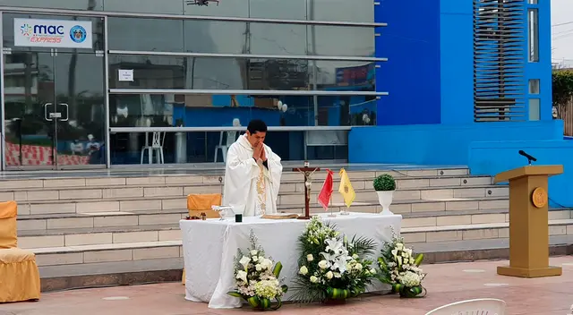 Realizan santa misa en Comas. Realizan santa misa en Comas.