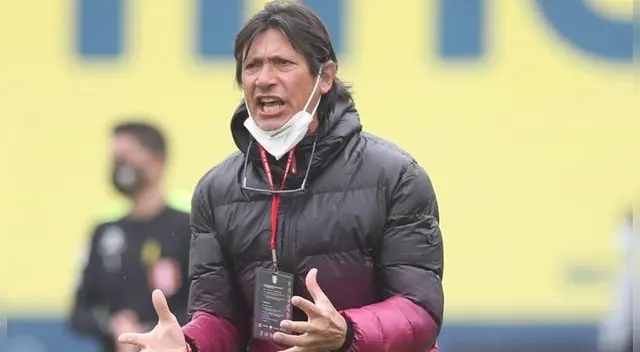 Vive el técnico de Universitario de Deportes, Ángel Comizzo su partido y perdió la tranquilidad . Vive el técnico de Universitario de Deportes, Ángel Comizzo su partido y perdió la tranquilidad .