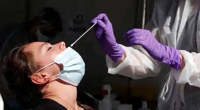 El hisopo se rompió durante el procedimiento y terminó en su pulmón.