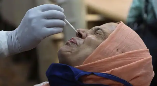 El hisopo se rompió durante el procedimiento y terminó en su pulmón.