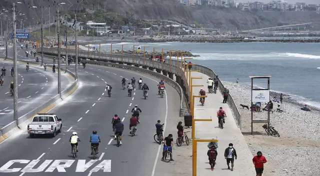Los policías se encuentran vigilando la zona de playas para cumplir con las medidas restrictivas durante los viernes, sábados y domingos. Los policías se encuentran vigilando la zona de playas para cumplir con las medidas restrictivas durante los viernes, sábados y domingos.