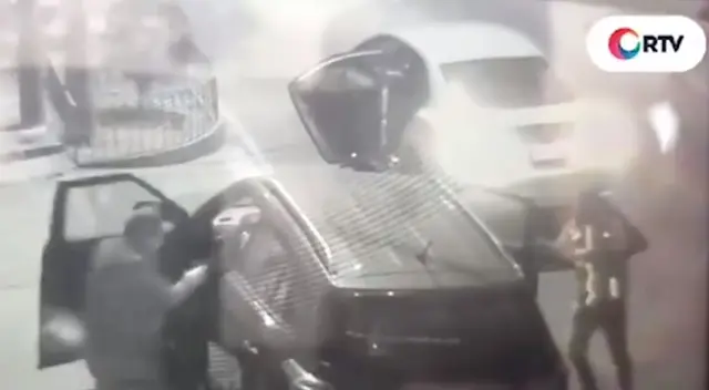 Una mujer junto a su amiga sufrieron el robo de vehículo en Ate por cuatro sujetos que a mano armada y de forma agresiva le quitaron su camioneta. Una mujer junto a su amiga sufrieron el robo de vehículo en Ate por cuatro sujetos que a mano armada y de forma agresiva le quitaron su camioneta.