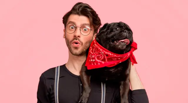 ¡Qué tal coreografía! Jovencita baila para impresionar en TikTok pero su hermano se roba el show con su cachorro en el fondo del clip.