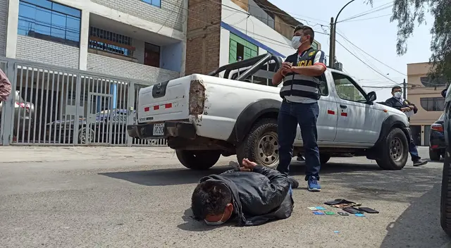 Los sujetos fueron hallados en el distrito de Comas cuando se encontraban con una de sus víctimas en estado inconsciente. Los sujetos fueron hallados en el distrito de Comas cuando se encontraban con una de sus víctimas en estado inconsciente.