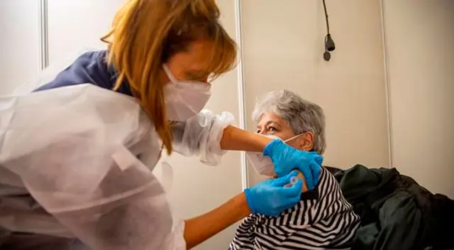 Vacuna de Oxford contra el COVID-19 produce respuesta inmune en personas mayores