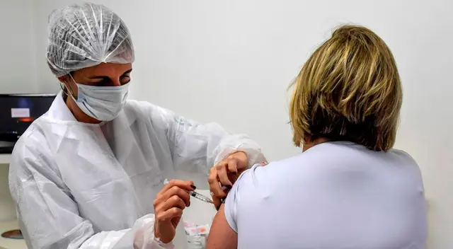 Vacuna de Oxford contra el COVID-19 produce respuesta inmune en personas mayores