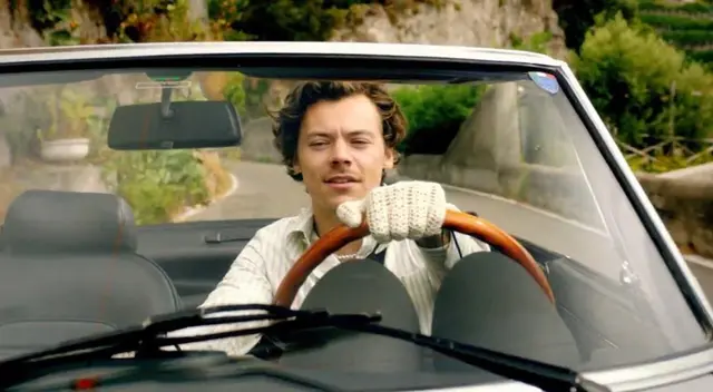 El cantante Harry Styles estrenó un nuevo video musical de su álbum "Fine Line", donde mostró los mejores paisajes de Amalfi, Italia.