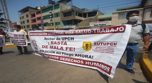 Los trabajadores de la Universidad Cayetano Heredia protestan para que se cumpla el pliego de reclamos presentado en marzo.