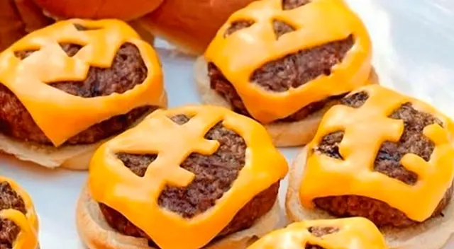 Ricas hamburguesas de carne y decorarlas con queso, a las que le puedes hacer una carita de terror. Ricas hamburguesas de carne y decorarlas con queso, a las que le puedes hacer una carita de terror.