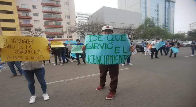 Los estudiantes de la UNFV protestaron en frontis del rectorado para exigir la restitución de los profesores.
