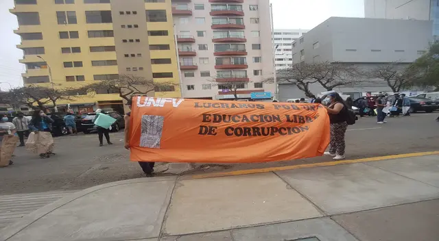 Según denuncian los estudiantes de diversas carreras universitarias de la UNFV aún permanecen sin profesores en variadas materias por lo que temen perder el ciclo.