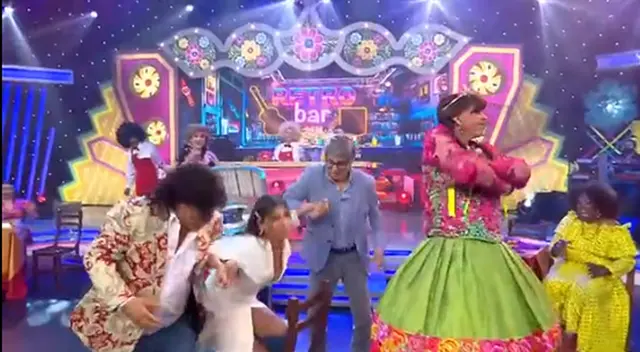 Yahaira Plasencia sufre caída mientras cantaba en el Reventonazo de la Chola