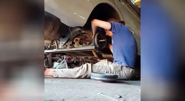 Escuela enseña a adolescentes cómo cambiar las llantas de un auto