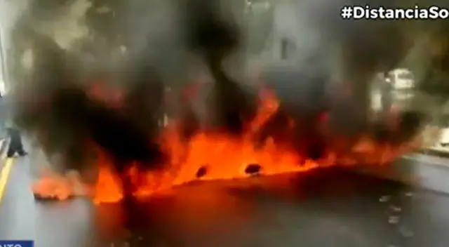 Personal de salud protesta y bloquea vía a la altura de Chaclacayo.