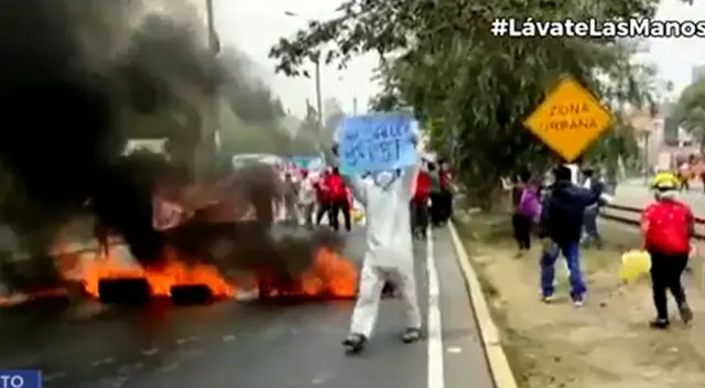 Personal de salud protesta y bloquea vía a la altura de Chaclacayo.
