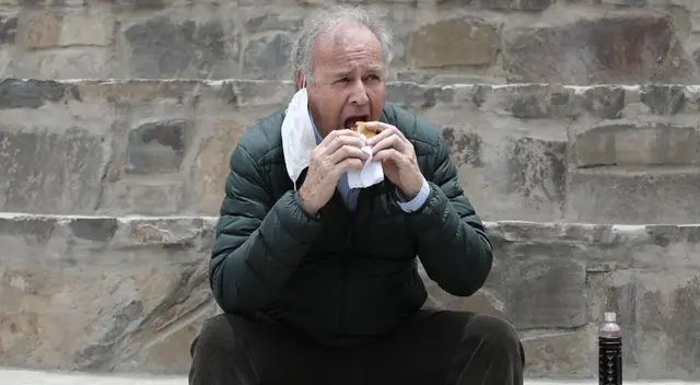 Alfredo Barnechea comió chicharrón en carretilla de SMP.