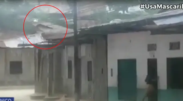 Fuertes vientos levantan techos de calamina de algunas viviendas en Iquitos.