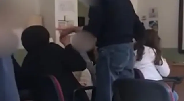 El profesor se puso a discutir con su alumno sobre el uso de mascarillas en clase.