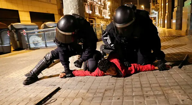 Protestan en Barcelona contra la medida de cierre de bares y restaurantes.