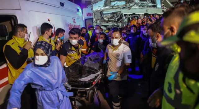 Los rescatistas aún se encuentran buscando a más sobrevivientes.