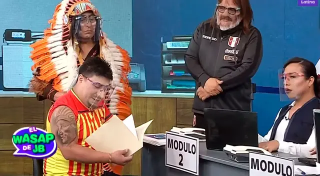 Gianluca Lapadula tramitó DNI en la secuencia del programa humorístico.