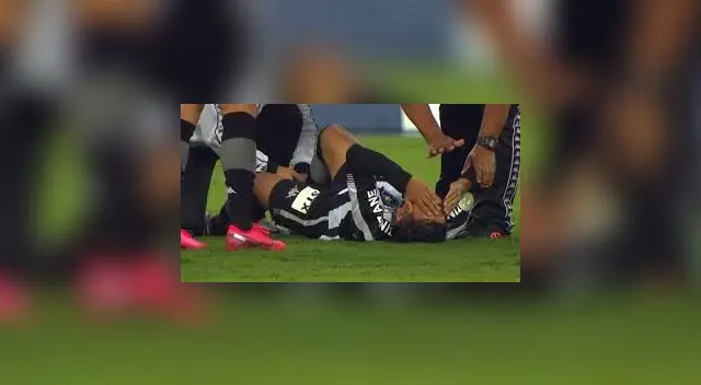 Lecaros queda lesionado y tiene que salir en camilla.