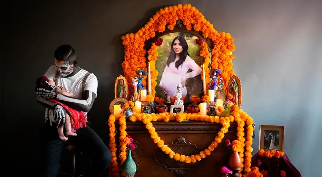 El padre de familia preparó un altar con ofrendas, flores y fotos, incluso se pintó de calavera. El padre de familia preparó un altar con ofrendas, flores y fotos, incluso se pintó de calavera.