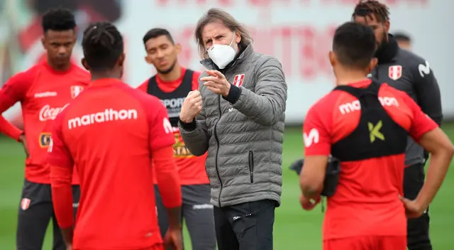 Ricardo Gareca lidera el entreno.