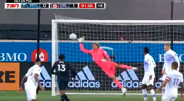 Pedro Gallese sacó potente remate.