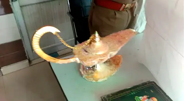 La lámpara que supuestamente tenía poderes mágicos. La lámpara que supuestamente tenía poderes mágicos.