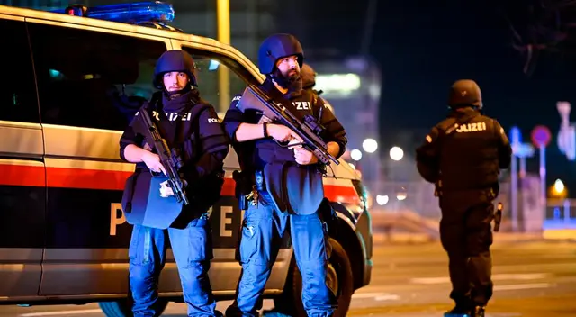 La policía cierra las calles cercanas a la plaza Schwedenplatz, en Viena, después del tiroteo.