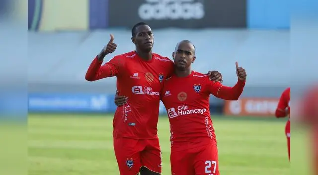 Luis Trujillo recibe la felicitación de su compañero Ayarza por el gol anotado a la 'U'. Luis Trujillo recibe la felicitación de su compañero Ayarza por el gol anotado a la 'U'.